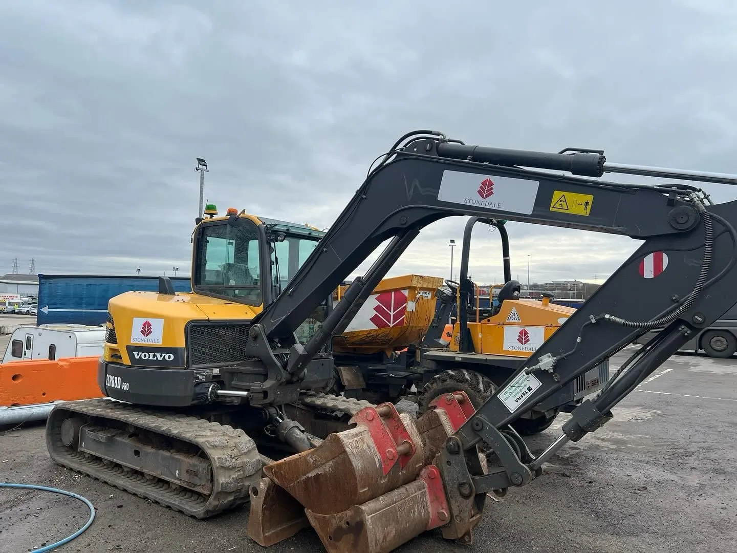 9 tonne Volvo large excavator for work on construction sites plant hire in West Yorkshire Cleckheaton Stonedale Construction