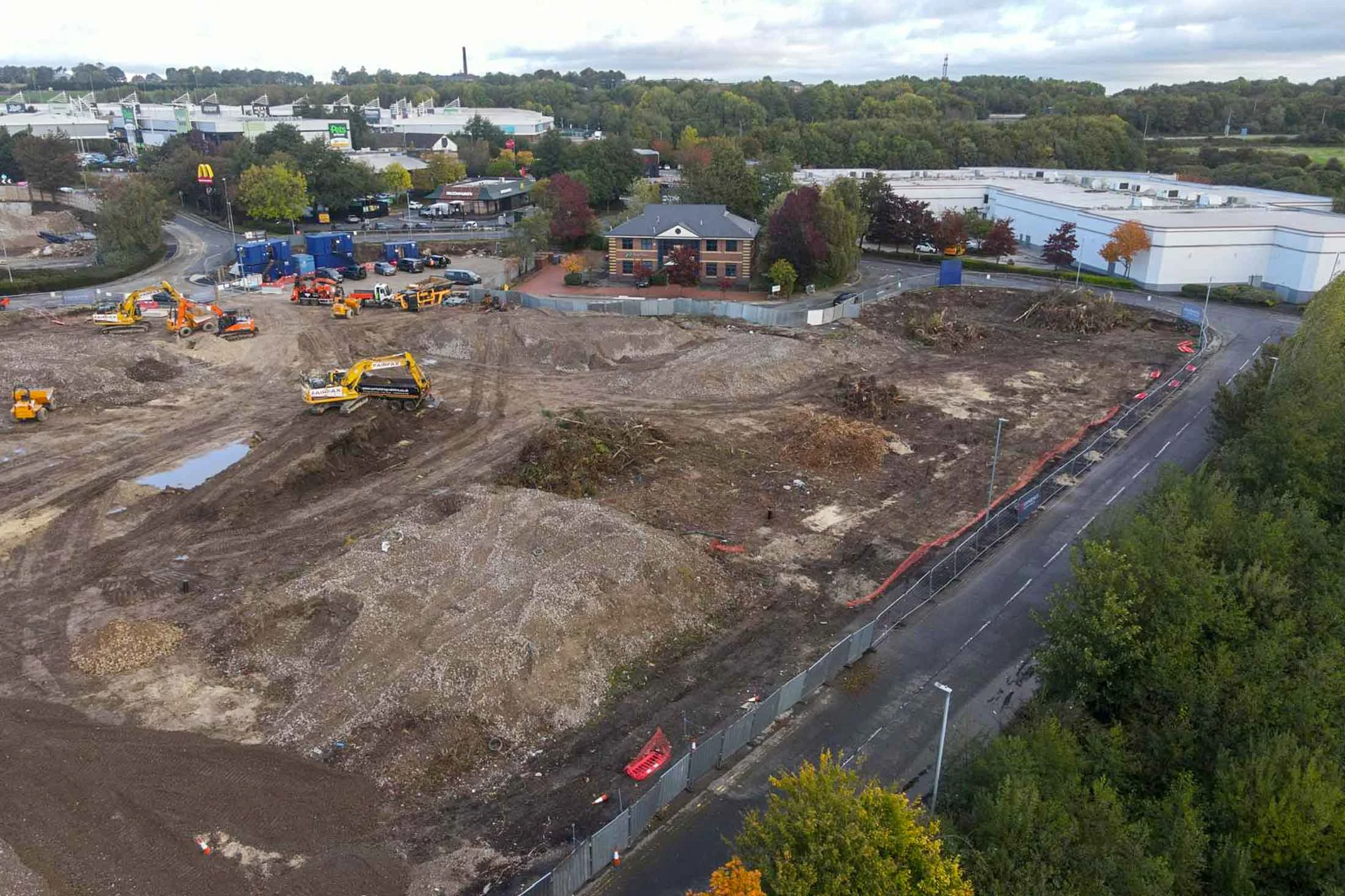 Lidl_Birstall_Stonedale_Construction_10_10_25-1 Contract awarded to Stonedale to undertake the enabling works in preparation for the new Lidl and Home Bargains stores. Works include bulk cut and fill, grouting, piling, drainage, and the installation of new concrete retaining walls.