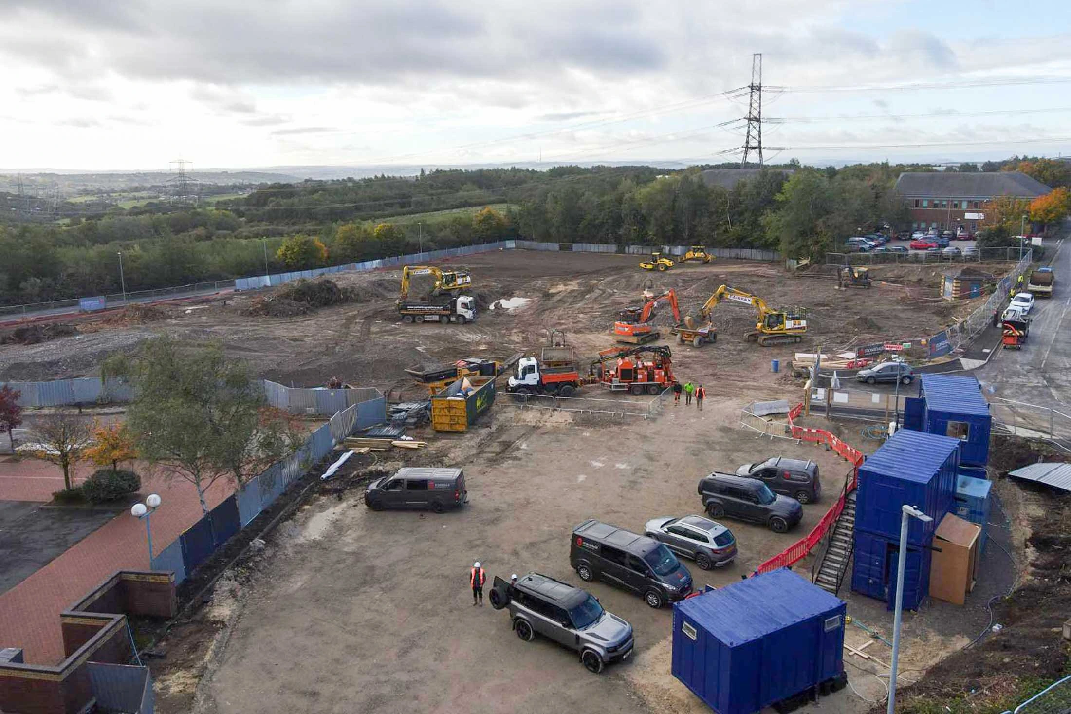 Lidl_Birstall_Stonedale_Construction_10_10_25-2 Contract awarded to Stonedale to undertake the enabling works in preparation for the new Lidl and Home Bargains stores. Works include bulk cut and fill, grouting, piling, drainage, and the installation of new concrete retaining walls.