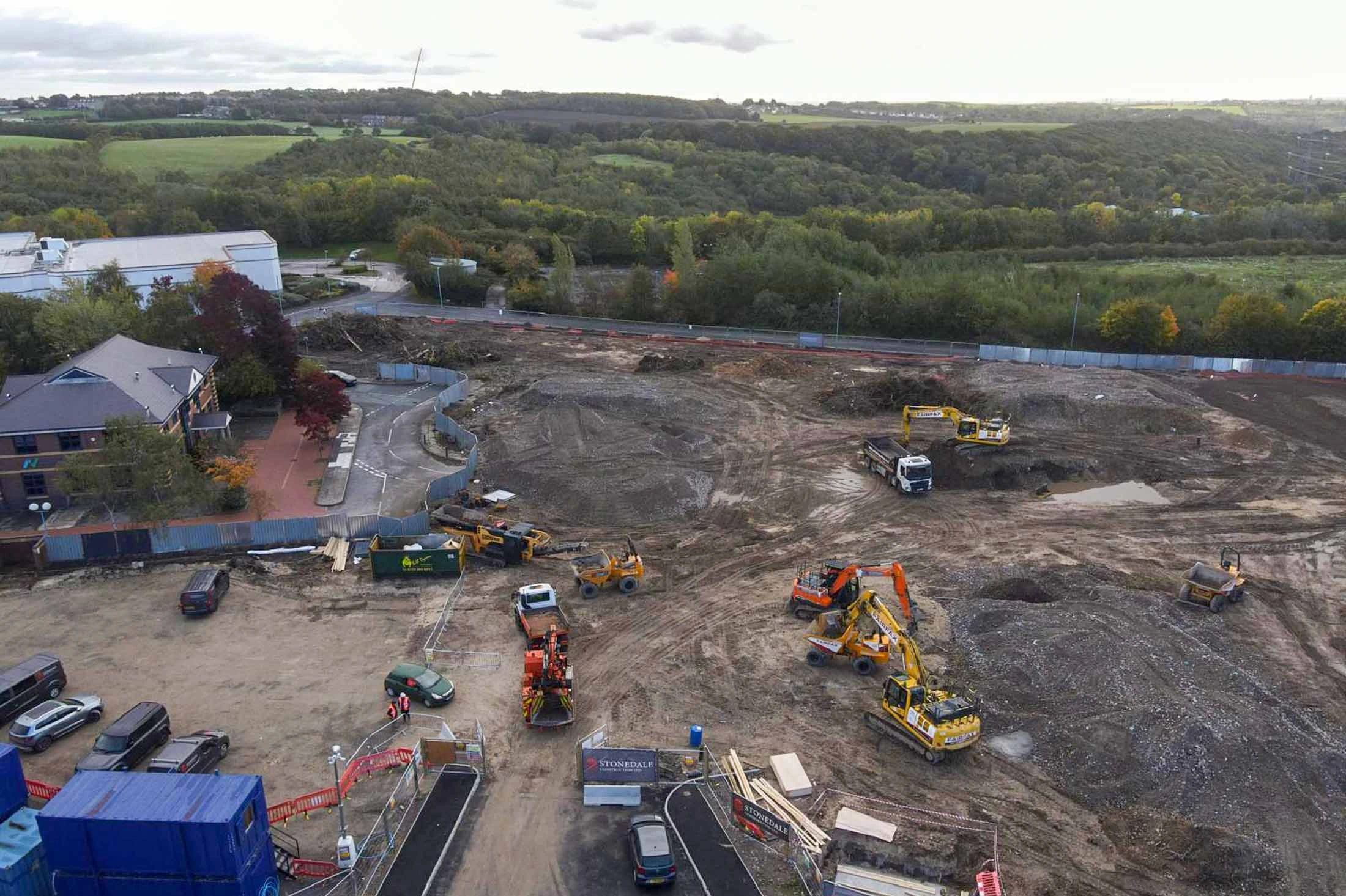 Lidl_Birstall_Stonedale_Construction_10_10_25-3 Contract awarded to Stonedale to undertake the enabling works in preparation for the new Lidl and Home Bargains stores. Works include bulk cut and fill, grouting, piling, drainage, and the installation of new concrete retaining walls.