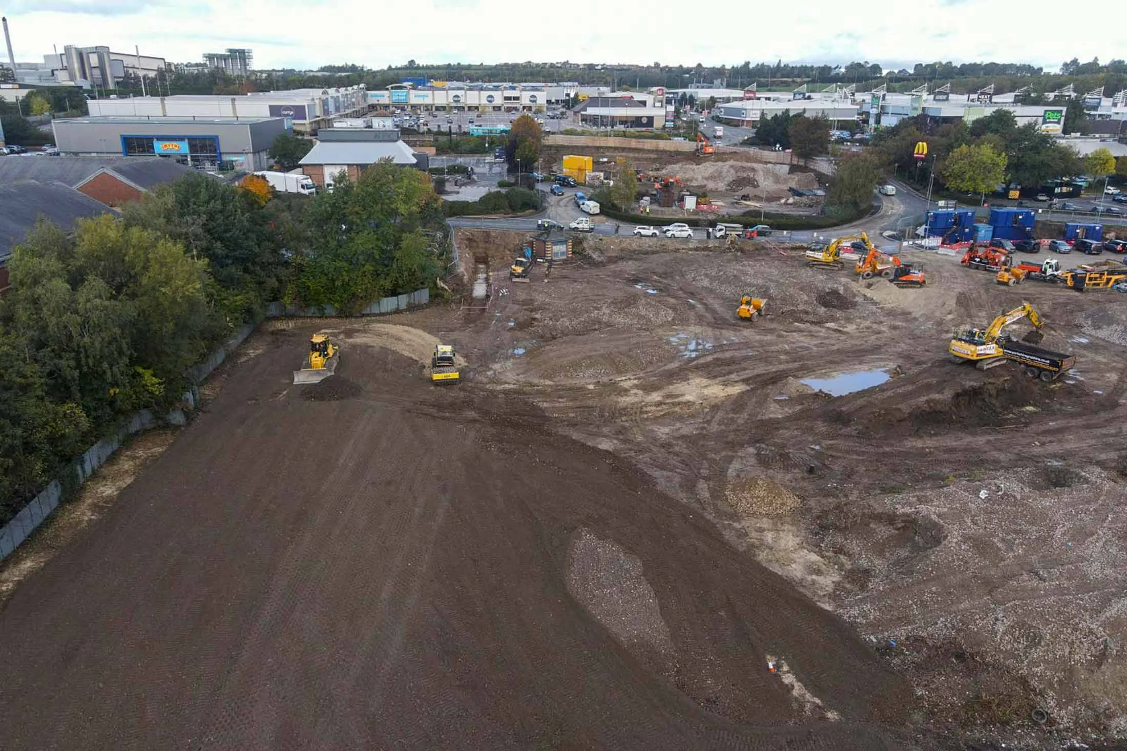 Lidl_Birstall_Stonedale_Construction_10_10_25-4 Contract awarded to Stonedale to undertake the enabling works in preparation for the new Lidl and Home Bargains stores. Works include bulk cut and fill, grouting, piling, drainage, and the installation of new concrete retaining walls.